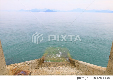 広島県三原市からフェリーで渡った瀬戸内海の大崎上島は穏やかでレトロでノスタルジックな木江と造船の島 広島県三原市からフェリーで渡った瀬戸内海の大崎上島は穏やかでレトロでノスタルジックな木江と造船の島 104264430