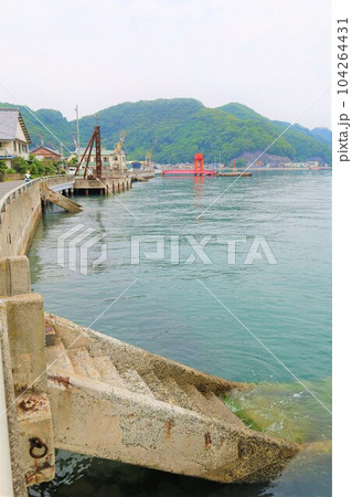 広島県三原市からフェリーで渡った瀬戸内海の大崎上島は穏やかでレトロでノスタルジックな木江と造船の島 104264431