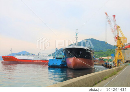 広島県三原市からフェリーで渡った瀬戸内海の大崎上島は穏やかでレトロでノスタルジックな木江と造船の島 104264435