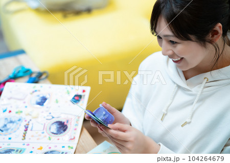 スクラップブックを作る女性 104264679