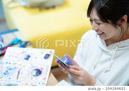 スクラップブックを作る女性 104264681
