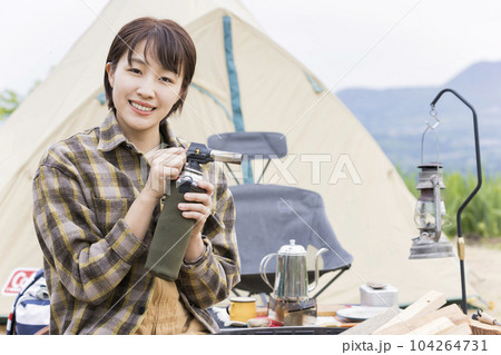 キャンプ場でガスバーナーを持つ若い女性 キャンプ場でガスバーナーを持つ若い女性 104264731