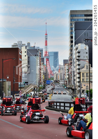 札の辻交差点から見る東京タワーとマリオカート 104265455