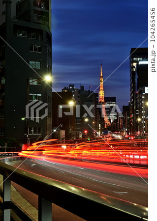 札の辻交差点から見るライトアップされた東京タワーと光跡 札の辻交差点から見るライトアップされた東京タワーと光跡 104265456