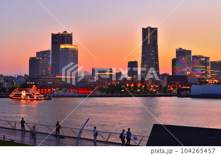 大桟橋から見る横浜みなとみらいの夕景と富士山 大桟橋から見る横浜みなとみらいの夕景と富士山 104265457