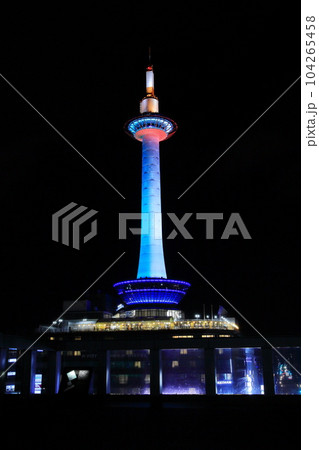 京都駅から見るライトアップされた京都タワー 104265458