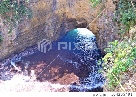 伊豆半島・南伊豆・龍宮窟の天窓洞を一周する遊歩道から見下ろす龍宮窟の内部・静岡県下田市田牛(4) 伊豆半島・南伊豆・龍宮窟の天窓洞を一周する遊歩道から見下ろす龍宮窟の内部・静岡県下田市田牛(4) 104265491