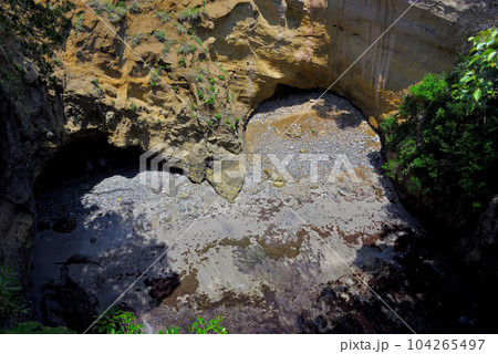 伊豆半島・南伊豆・ハートスポット、遊歩道から見下ろすとハート型に見える龍宮窟・静岡県下田市田牛(3) 104265497