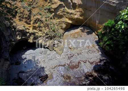 伊豆半島・南伊豆・ハートスポット、遊歩道から見下ろすとハート型に見える龍宮窟・静岡県下田市田牛(4) 伊豆半島・南伊豆・ハートスポット、遊歩道から見下ろすとハート型に見える龍宮窟・静岡県下田市田牛(4) 104265498