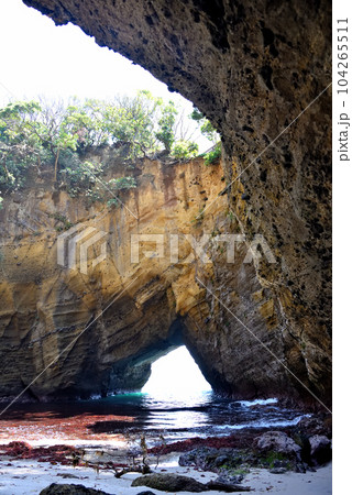 伊豆半島・南伊豆・龍宮窟の内部、天窓洞の明るい空間と、海へ繋がる洞穴・静岡県下田市田牛(6) 伊豆半島・南伊豆・龍宮窟の内部、天窓洞の明るい空間と、海へ繋がる洞穴・静岡県下田市田牛(6) 104265511