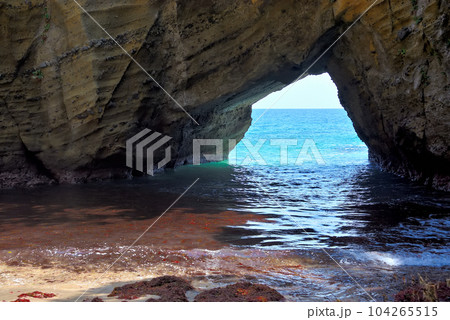 伊豆半島・南伊豆・龍宮窟の内部、天窓洞の明るい空間と、海へ繋がる洞穴・静岡県下田市田牛(10) 伊豆半島・南伊豆・龍宮窟の内部、天窓洞の明るい空間と、海へ繋がる洞穴・静岡県下田市田牛(10) 104265515