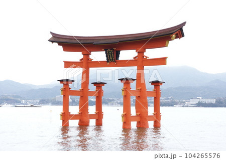 厳島神社の大鳥居（令和の修理後、2023年3月） 104265576