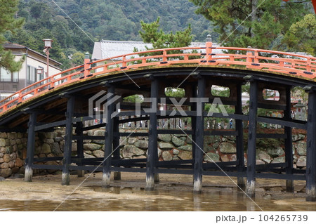 厳島神社の反り橋 厳島神社の反り橋 104265739