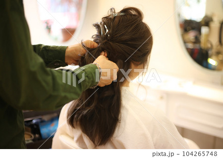 美容室でヘアセットをする女性 美容室でヘアセットをする女性 104265748