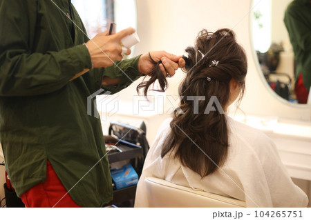 美容室でヘアセットをする女性 104265751