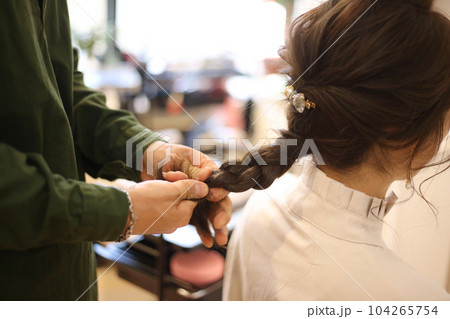 美容室でヘアセットをする女性 美容室でヘアセットをする女性 104265754
