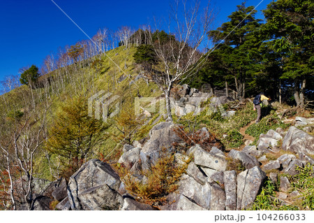 秋色の奥日光・社山稜線を行く登山者 秋色の奥日光・社山稜線を行く登山者 104266033