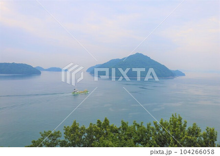 広島県竹原より大崎大三へ渡りきのえ温泉ホテル清風館の部屋より瀬戸内海に佇む幻想的な海の景色と大下島 広島県竹原より大崎大三へ渡りきのえ温泉ホテル清風館の部屋より瀬戸内海に佇む幻想的な海の景色と大下島 104266058