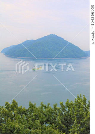 広島県竹原より大崎大三へ渡りきのえ温泉ホテル清風館の部屋より瀬戸内海に佇む幻想的な海の景色と大下島 広島県竹原より大崎大三へ渡りきのえ温泉ホテル清風館の部屋より瀬戸内海に佇む幻想的な海の景色と大下島 104266059