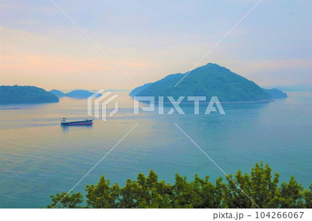 広島県竹原より大崎大三へ渡りきのえ温泉ホテル清風館の部屋より瀬戸内海に佇む幻想的な海の景色と大下島 104266067