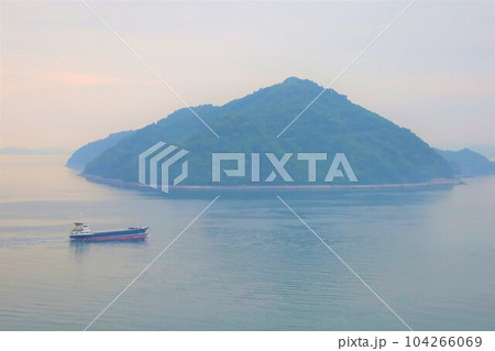 広島県竹原より大崎大三へ渡りきのえ温泉ホテル清風館の部屋より瀬戸内海に佇む幻想的な海の景色と大下島 広島県竹原より大崎大三へ渡りきのえ温泉ホテル清風館の部屋より瀬戸内海に佇む幻想的な海の景色と大下島 104266069