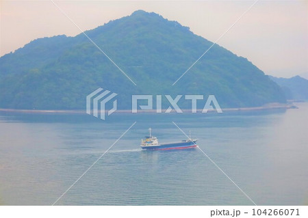 広島県竹原より大崎大三へ渡りきのえ温泉ホテル清風館の部屋より瀬戸内海に佇む幻想的な海の景色と大下島 104266071