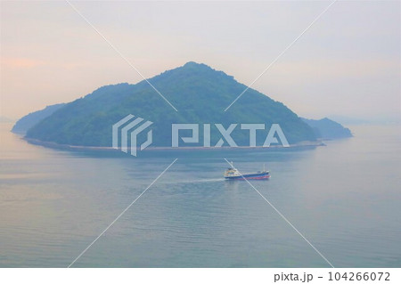 広島県竹原より大崎大三へ渡りきのえ温泉ホテル清風館の部屋より瀬戸内海に佇む幻想的な海の景色と大下島 104266072