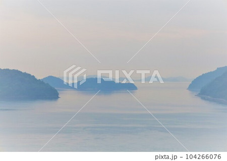 広島県竹原より大崎大三へ渡りきのえ温泉ホテル清風館の部屋より瀬戸内海に佇む幻想的な海の景色と大下島 広島県竹原より大崎大三へ渡りきのえ温泉ホテル清風館の部屋より瀬戸内海に佇む幻想的な海の景色と大下島 104266076