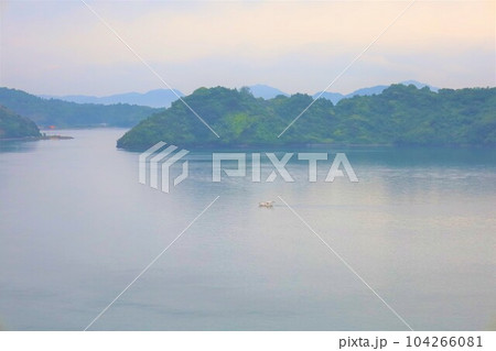 広島県竹原より大崎大三へ渡りきのえ温泉ホテル清風館の部屋より瀬戸内海に佇む幻想的な海の景色と大下島 104266081