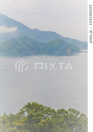広島県竹原より大崎大三へ渡りきのえ温泉ホテル清風館の部屋より瀬戸内海に佇む幻想的な海の景色と大下島 104266085