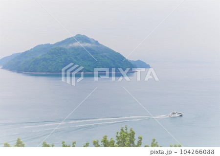 広島県竹原より大崎大三へ渡りきのえ温泉ホテル清風館の部屋より瀬戸内海に佇む幻想的な海の景色と大下島 広島県竹原より大崎大三へ渡りきのえ温泉ホテル清風館の部屋より瀬戸内海に佇む幻想的な海の景色と大下島 104266088