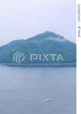広島県竹原より大崎大三へ渡りきのえ温泉ホテル清風館の部屋より瀬戸内海に佇む幻想的な海の景色と大下島 広島県竹原より大崎大三へ渡りきのえ温泉ホテル清風館の部屋より瀬戸内海に佇む幻想的な海の景色と大下島 104266091