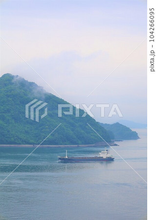 広島県竹原より大崎大三へ渡りきのえ温泉ホテル清風館の部屋より瀬戸内海に佇む幻想的な海の景色と大下島 104266095