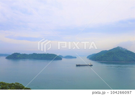 広島県竹原より大崎大三へ渡りきのえ温泉ホテル清風館の部屋より瀬戸内海に佇む幻想的な海の景色と大下島 104266097