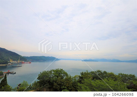 広島県竹原より大崎大三へ渡りきのえ温泉ホテル清風館の部屋より瀬戸内海に佇む幻想的な海の景色と大下島 104266098