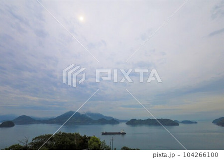 広島県竹原より大崎大三へ渡りきのえ温泉ホテル清風館の部屋より瀬戸内海に佇む幻想的な海の景色と大下島 広島県竹原より大崎大三へ渡りきのえ温泉ホテル清風館の部屋より瀬戸内海に佇む幻想的な海の景色と大下島 104266100
