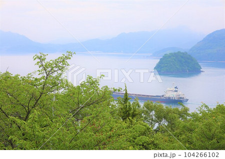 広島県竹原より大崎大三へ渡りきのえ温泉ホテル清風館の部屋より瀬戸内海に佇む幻想的な海の景色と大下島 広島県竹原より大崎大三へ渡りきのえ温泉ホテル清風館の部屋より瀬戸内海に佇む幻想的な海の景色と大下島 104266102