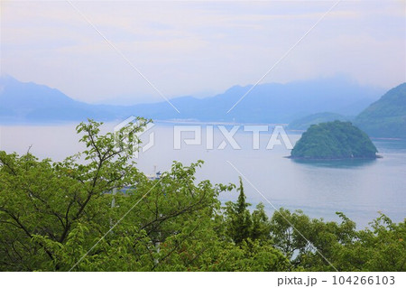 広島県竹原より大崎大三へ渡りきのえ温泉ホテル清風館の部屋より瀬戸内海に佇む幻想的な海の景色と大下島 広島県竹原より大崎大三へ渡りきのえ温泉ホテル清風館の部屋より瀬戸内海に佇む幻想的な海の景色と大下島 104266103