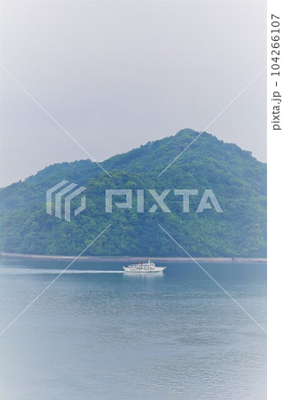 広島県竹原より大崎大三へ渡りきのえ温泉ホテル清風館の部屋より瀬戸内海に佇む幻想的な海の景色と大下島 広島県竹原より大崎大三へ渡りきのえ温泉ホテル清風館の部屋より瀬戸内海に佇む幻想的な海の景色と大下島 104266107