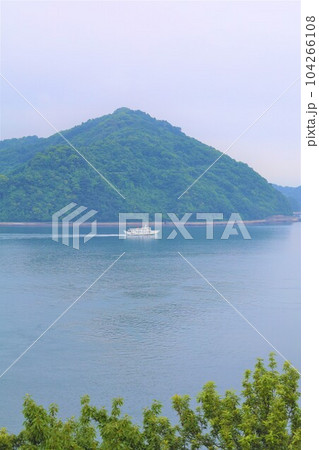 広島県竹原より大崎大三へ渡りきのえ温泉ホテル清風館の部屋より瀬戸内海に佇む幻想的な海の景色と大下島 104266108
