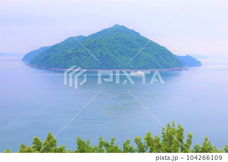広島県竹原より大崎大三へ渡りきのえ温泉ホテル清風館の部屋より瀬戸内海に佇む幻想的な海の景色と大下島 広島県竹原より大崎大三へ渡りきのえ温泉ホテル清風館の部屋より瀬戸内海に佇む幻想的な海の景色と大下島 104266109
