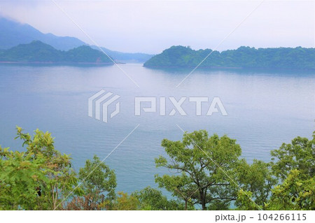 広島県竹原より大崎大三へ渡りきのえ温泉ホテル清風館の部屋より瀬戸内海に佇む幻想的な海の景色と大下島 104266115