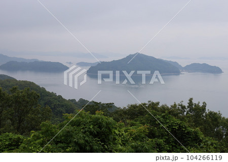 広島県竹原より大崎大三へ渡りきのえ温泉ホテル清風館の部屋より瀬戸内海に佇む幻想的な海の景色と大下島 104266119