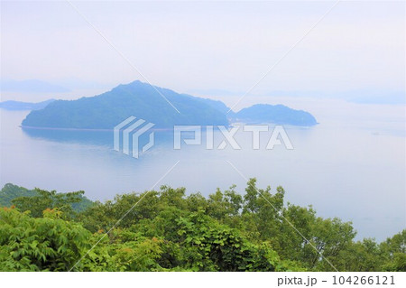 広島県竹原より大崎大三へ渡りきのえ温泉ホテル清風館の部屋より瀬戸内海に佇む幻想的な海の景色と大下島 広島県竹原より大崎大三へ渡りきのえ温泉ホテル清風館の部屋より瀬戸内海に佇む幻想的な海の景色と大下島 104266121
