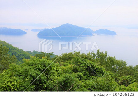 広島県竹原より大崎大三へ渡りきのえ温泉ホテル清風館の部屋より瀬戸内海に佇む幻想的な海の景色と大下島 104266122