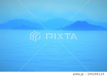 広島県竹原より大崎大三へ渡りきのえ温泉ホテル清風館の部屋より瀬戸内海に佇む幻想的な海の景色と大下島 広島県竹原より大崎大三へ渡りきのえ温泉ホテル清風館の部屋より瀬戸内海に佇む幻想的な海の景色と大下島 104266124