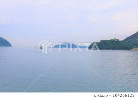 広島県竹原より大崎大三へ渡りきのえ温泉ホテル清風館の部屋より瀬戸内海に佇む幻想的な海の景色と大下島 広島県竹原より大崎大三へ渡りきのえ温泉ホテル清風館の部屋より瀬戸内海に佇む幻想的な海の景色と大下島 104266125
