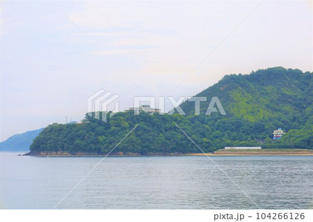 広島県竹原より大崎大三へ渡りきのえ温泉ホテル清風館の部屋より瀬戸内海に佇む幻想的な海の景色と大下島 104266126