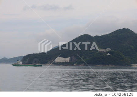 広島県竹原より大崎大三へ渡りきのえ温泉ホテル清風館の部屋より瀬戸内海に佇む幻想的な海の景色と大下島 広島県竹原より大崎大三へ渡りきのえ温泉ホテル清風館の部屋より瀬戸内海に佇む幻想的な海の景色と大下島 104266129