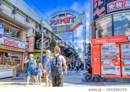 東京上野の都市風景　アメヤ横丁 104266259